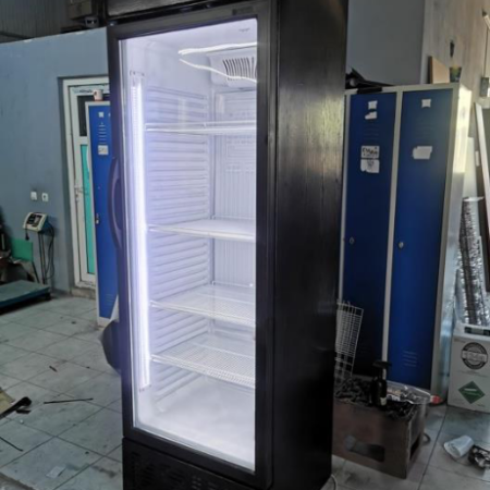 Vitrină frigorifică verticală, 208cm înălțime, 67cm lățime, 60cm adâncime